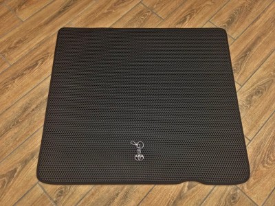 Коврик в багажник из EVA (шестиугольник) для Toyota Prius V XV60 2023->, цвет: чёрный (to-pr-v-xv60-2023-eva-kb)